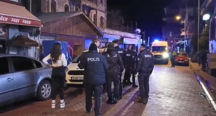 Şişeli, bıçaklı "kadına bakma" kavgası: Yaralılar var