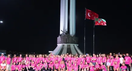 İEÜ'de meme kanseri için yürüdüler