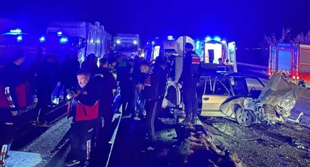 Manisa’da iki otomobilin çarpıştığı kazada 2’si ağır 6 kişi yaralandı