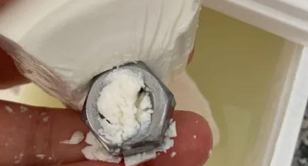Peynirin içinden metal somun çıktı