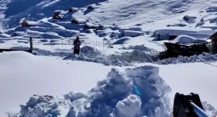 Artvin’de kar yağışı 5 kişiyi yaylada mahsur bıraktı