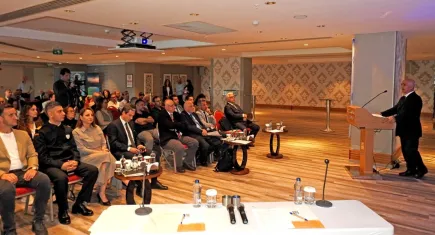 Çeşme'de deniz çevresi sorunları ve çözümleri konuşuldu