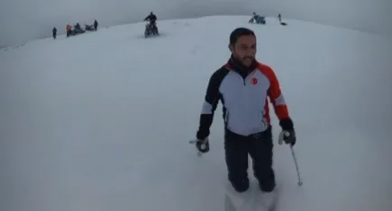Mevsimin ilk kayağını yapıp 3278 rakımda hamsi yediler