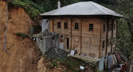 Rize'de heyelan alarmı: 15 ev boşaltıldı