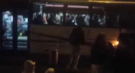 Fazla yolcu alan halk otobüsü devrilme tehlikesi geçirdi