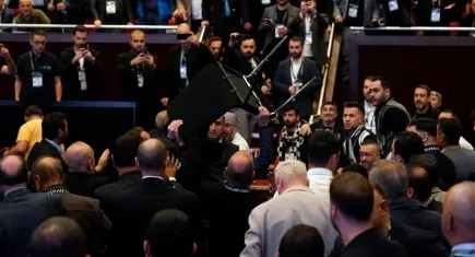 Beşiktaş Genel Kurulu’nda tansiyon yükseldi! Sandalyeler havada uçuştu