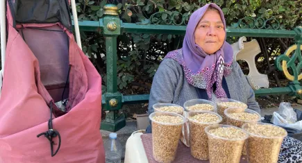 Kuşlara olan sevgisi gelir kaynağı oldu