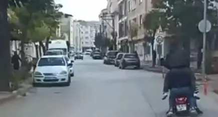 Trafikte tehlikeli hareket: Sürücünün omzuna çıktı