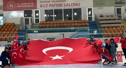 29 Ekim Cumhuriyet Bayramı coşkusunu buzda kutladılar