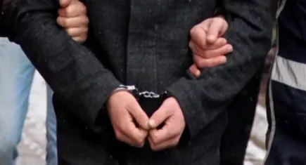 Otobüste kızları taciz eden şahıs balkondan atlarken yakalandı
