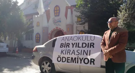 İzmir'de mülk sahibi, kiracısını pankartla protesto etti: Anaokulu 1 yıldır kirasını ödemiyor