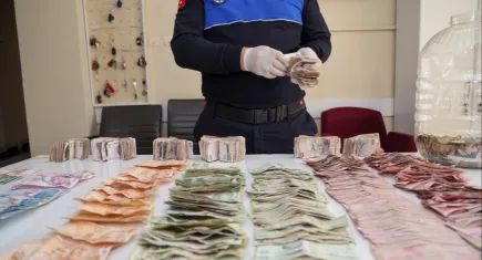 Trenle şehir şehir dolaşıp dilencilik yapan kişinin üzerinden çıkanlar şaşırttı