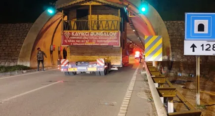 Bungalov ev taşıyan tır, tünele takıldı