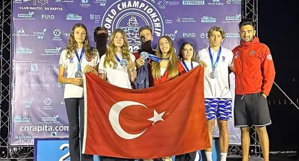 İzmirli milli sörfçüler ödüllerle döndü