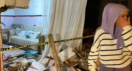 Antalya'da feci kaza: Kontrolden çıkan araç eve daldı