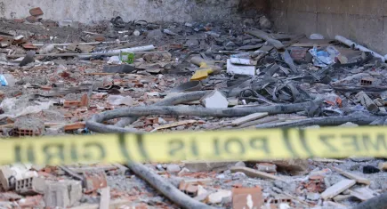 İzmir haber: İşçi çöken balkondan zemine düştü