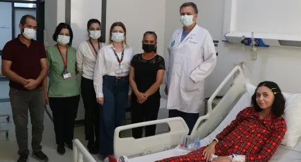Karaciğer yetmezliği yaşayan gencin yüzü İzmir’de güldü