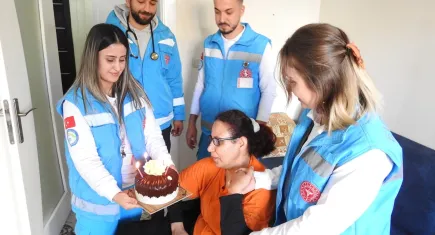 Tuba'ya sağlıkçıalrdan doğum günü sürprizi