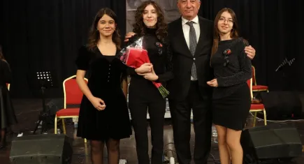 Güzelbahçe’de gençler Atatürk için şarkı ve türkü söyledi
