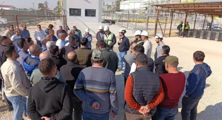 Adana'da SASA Polyester işçileri, maaş alamayınca fabrika önünde eylem yaptı