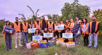 Çiğli Belediyesi’nden lösemili çocuklara mandalina bahçesinde moral desteği