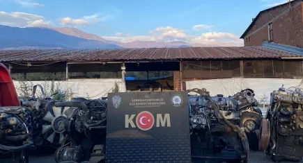 İzmir haber: Oto tamir servisine motor şasesi operasyonu