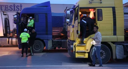 Konya'da tehlikeli kaçış! Dur ihtarına uymayan 2 tır sürücüsü 30 kilometre takip sonrası yakalandı