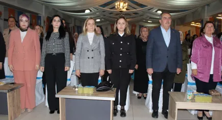 Minel Dinler Ege, AK Parti Bergama Kadın Kolları Başkanlığı'na seçildi