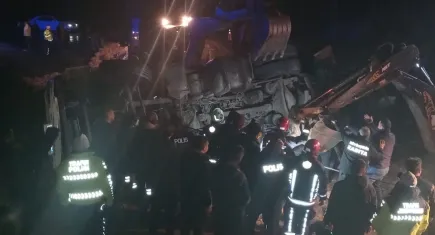 Kazaya müdahale eden polisler tırın altında kaldı: 1 polis şehit oldu!