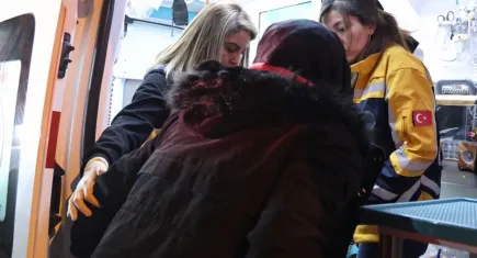 Sokak ortasında bir kadını bıçakladı: Yakalandı serbest bırakıldı!