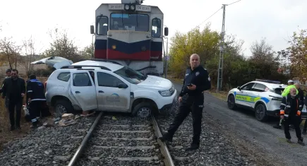 Hemzemin geçitte feci kaza: Yük treni otomobile çarptı!