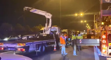 TEM Otoyolu'nda feci kaza: Bariyerleri parçalayan araç refüje girdi