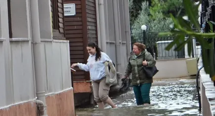 Antalya’da sağanak yağış hayatı felç eti: Yollar göle döndü, araçlar mahsur kaldı