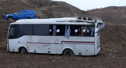 Cenazeye gidenlerin bulunduğu midibüs devrildi: Çok sayıda yaralı var!