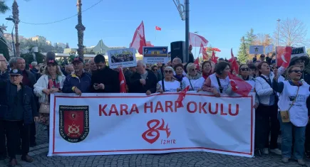 İzmir’de emekli subaylardan ihraç edilen teğmenlere destek