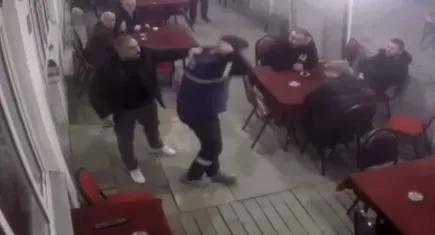 Kahvehanede dehşet: Oğlunu döven kişiye kurşun yağdırdı 
