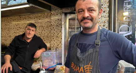İzmir haber: Yolda yürüyen genç kıza tekme atan adam meydan dayağı yedi