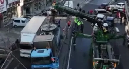  İstanbul’da yolda çökme: 2 kamyon çukura düştü