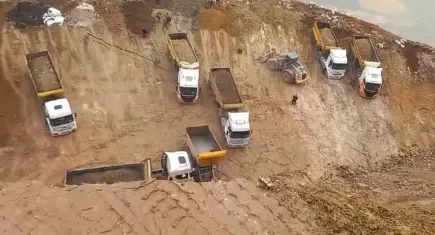 Kocaeli’de toprak kayması: 7 kamyon ve 1 kepçe yamaçta asılı kaldı
