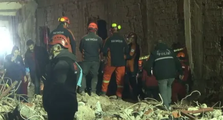 Çöken binada enkaz altında kalan işçiye ulaşıldı