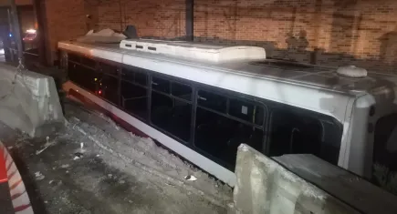 İzmir haber: Virajı alamayan belediye otobüsü AVM bahçesine düştü