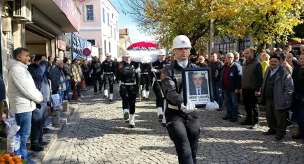 Emekli Komiser Hikmet Karanfil, gözyaşlarıyla son yolculuğuna uğurlandı