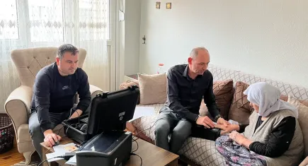 Nüfus müdürlüğü hizmeti vatandaşların kapısına götürüldü