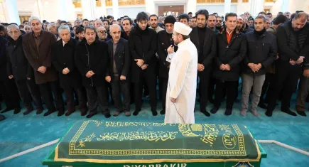 Mahsun Kırmızıgül annesini son yolculuğuna uğurladı