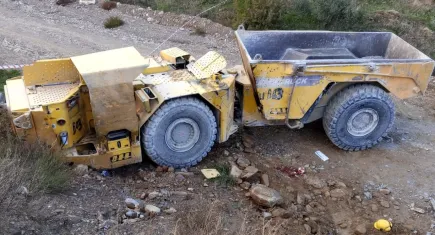 İzmir haber: Şarampole devrilen iş makinesi can aldı