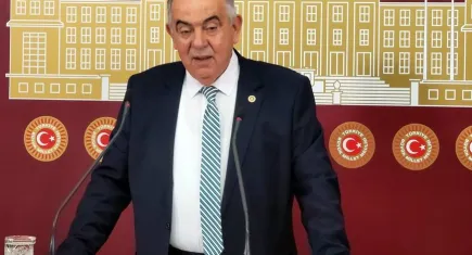 Çiftçi çocuğuna hamburgeri zor yediriyor