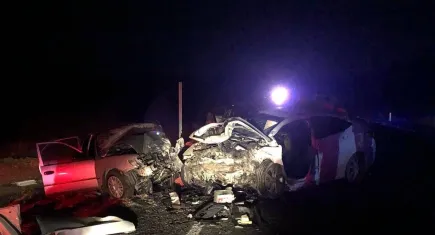 İki otomobil kafa kafaya çarpıştı: 4 ölü 2 yaralı!