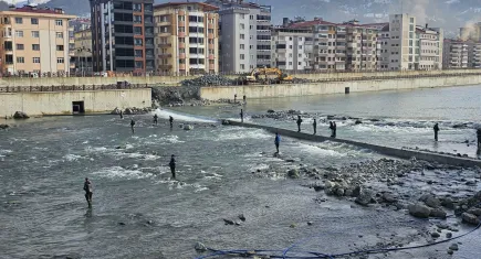 Balık kafesi fırtınadan yırtıldı: Vatandaşlar balık tutmak için dereye koştu!