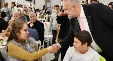 Menemen’de özel çocuklarla yılbaşı sürprizi