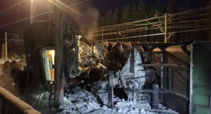 Yük treni ile yolcu treni kafa kafaya çarpıştı: Ortalık savaş alanına döndü